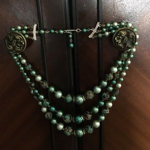 Beautiful vintage style green bead necklace